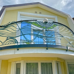 Balkónové zábradlie ako umelecké dielo navrhnuté uznávaným umelcom Balkónové zábradlie ako umelecké dielo navrhnuté uznávaným umelcom