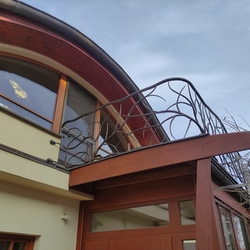 Rozkonárené balkónové zábradlie - ručne kované zábradlie s prírodným dizajnom Rozkonárené balkónové zábradlie - ručne kované zábradlie s prírodným dizajnom