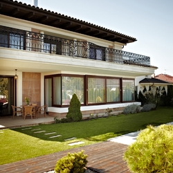 Luxusn kovan zbradlie na balkne rodinnho domu