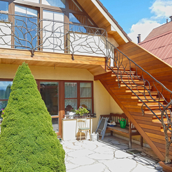 Luxusné ručne vykované zábradlie na chalupe - exteriérové zábradlie na balkón a schodisko Luxusné ručne vykované zábradlie na chalupe - exteriérové zábradlie na balkón a schodisko