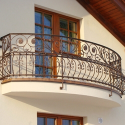 Oblkov kovan zbradlie na balkne rodinnho domu