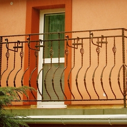 Kovan zbradlie na balkne s driakmi na kvetine