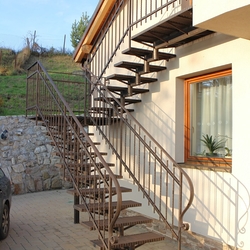 Kované schodisko so zábradlím vyhotovené pre osobitný vstup do bytu na poschodí vo viacgeneračnom rodinnom dome Kované schodisko so zábradlím vyhotovené pre osobitný vstup do bytu na poschodí vo viacgeneračnom rodinnom dome
