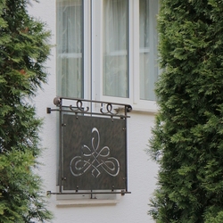 Zbradlie s vplou na franczskom okne a balkne rodinnho domu v Nemecku