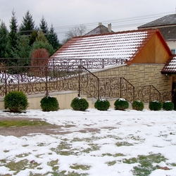 Kovan zbradlie na schodoch v zhrade rodinnho domu