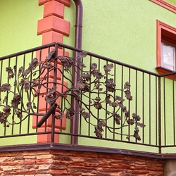 Balkónové zábradlie zdobené ručne kovaným dubovým konárom Balkónové zábradlie zdobené ručne kovaným dubovým konárom