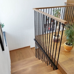Kovan zbradlia v modernom preveden s drevenm madlom 
