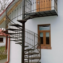 Točité kované schodisko so zábradlím pre vonkajší vstup do podkrovia chalupy Točité kované schodisko so zábradlím pre vonkajší vstup do podkrovia chalupy
