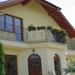 Kovan zbradlia na balkne a na schodisku pri vstupe do rodinnho domu