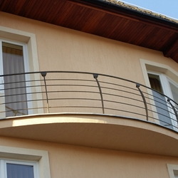 Moderné oblúkové zábradlie na balkón - kované exteriérové zábradlie Moderné oblúkové zábradlie na balkón - kované exteriérové zábradlie