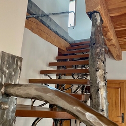 Detailn pohad na leten rune kovan zbradlie a schodisko v tvare stromu
