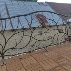Luxusn zbradlie na balkne rodinnho domu vykovan ako konre stromu