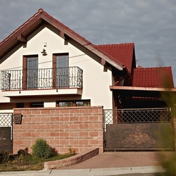 Kovan balknov zbradlie na rodinnom dome - vzor CRAZY + brna, brnka a potov schrnka vyroben v UKOVMI