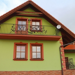 Kovan zbradlia na balkne, terase, schodoch a driaky kvetov na oknch s dubovcm dizajnom