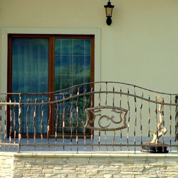 Kovan zbradlie na balkne rodinnho domu s dizajnom  UKOVMI