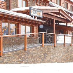 Kovan zbradlie v drevenom rme pri vstupe do hotela Galileo v Tatrch