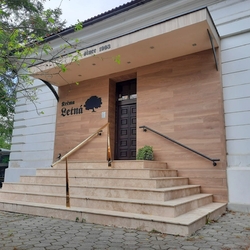 Modern madlo na schody z mosadze s vtikom vyhotoven pre retaurciu v Koiciach