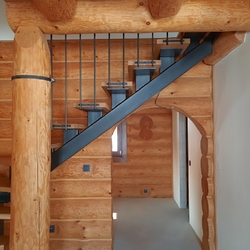 Kovov schodisko  zbradlm vyhotoven do drevenice 