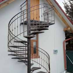 Exterirov toit schodisko so zbradlm vyroben pre chalupu na zpadnom Slovensku