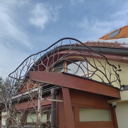 Dizajnov zbradlie v exteriri rodinnho domu povrchovo upraven proti korzii